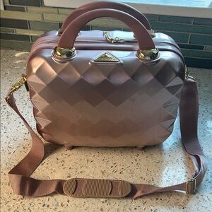 Mauve/pink tolietry bag
